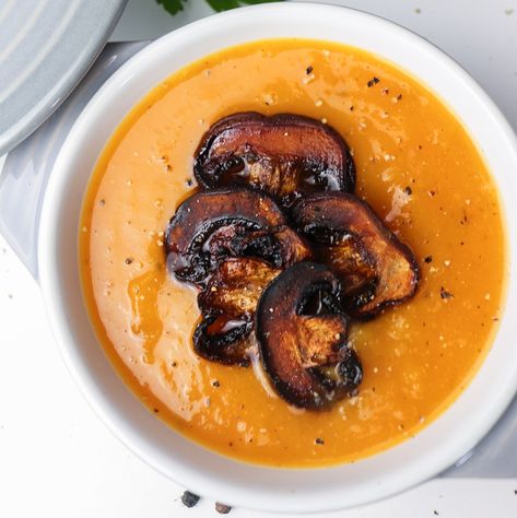 This roasted pumpkin soup with mushroom "bacon" bits Thermomix Pumpkin Soup, Pumpkin Chilli, Roasted Pumpkin Soup Recipe, Roasted Pumpkin Soup, Soup Recipe Healthy, Pumpkin Mushroom, Mushroom Bacon, Roast Pumpkin Soup, Butternut Squash Pasta