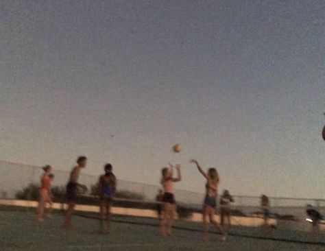 Friends Playing Volleyball At The Beach, Outdoor Volleyball Aesthetic, Beach Volleyball Photoshoot Aesthetic, Volleyball Friends Aesthetic, Field Day Aesthetic, Summer Volleyball Aesthetic, Sand Volleyball Aesthetic, Volleyball Asethic, Aesthetic Volleyball Photos