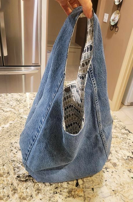 Tas Denim, Denim Bag Diy, Thrift Flip, Denim Crafts, Denim Diy, Old Jeans, Diy Sewing Clothes, Jeans Bag, Blouse Diy