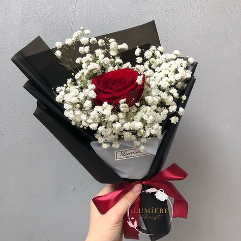 Small Rose Bouquet Aesthetic, Small Bouquet For Men, Small Flower Bouquet Ideas, Flower Bookey Ideas, Flowers For Men Boyfriends, Single Red Rose Bouquet, Birthday Bouquet For Him, Birthday Bouquet Ideas, Birthday Bouquet Ideas For Her