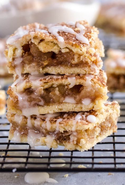 These easy apple pie bars feature a flaky pie crust, cinnamon sugar, tart apple slices, and a secret ingredient...crushed Cinnamon Toast Crunch cereal! #cookiesandcups #applepiebars #applepie Healthy Apple Desserts, Fall Apple Recipes, Pie Bar Recipes, Apple Pie Bars, Easy Apple Pie, Apple Dessert Recipes, Cinnamon Toast Crunch, Pie Bars, Cinnamon Toast