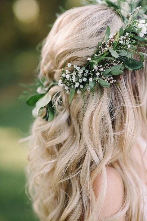 Faerie Wedding, Bridesmaids Photography, Wedding Hair Flower Crown, Alternative Wedding Bouquet, Brunette Hair Cuts, Flower Crown Bridesmaid, White Flower Crown, Flower Crown Bride, Flower Crown Hairstyle