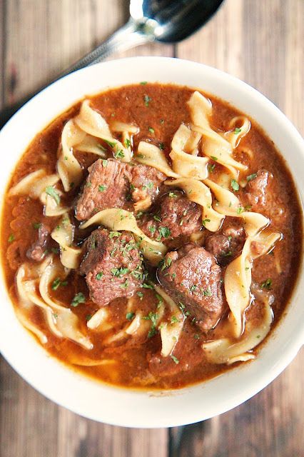 Slow Cooker Steak Soup - sirloin roast, beef broth, onion soup mix, tomato paste, Worcestershire sauce and egg noodles. Cooks all day in the crockpot - even the noodles. Serve with some crusty bread for an easy weeknight meal! Noodles Dinner, Dinner Videos, Steak Soup, Slow Cooker Steak, Sirloin Roast, Soup Noodles, Crockpot Soup, Noodles Recipes, Crock Pot Soup