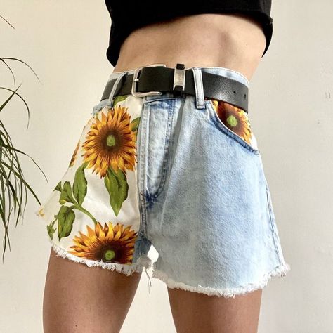 Loose Fit Denim, Same Picture, Diy Vetement, Moda Jeans, Fashion Bottoms, Painted Jeans, Painted Clothes, Sunflower Print, Blue Denim Shorts