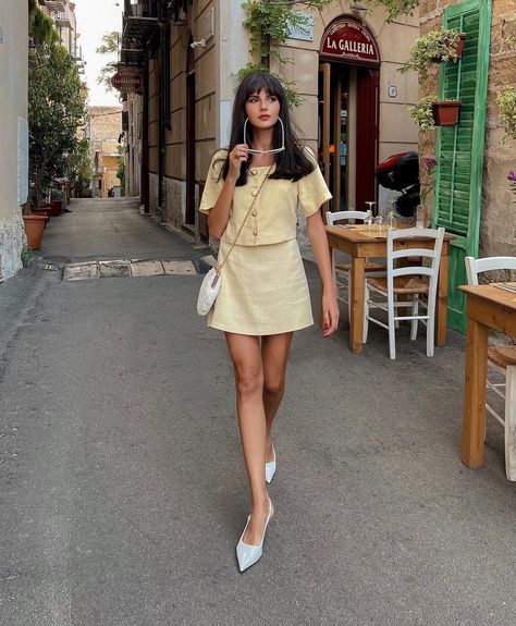 Gamine Body Type, Body Type Clothes, European Style Outfits, Kibbe Body Types, Parisian Outfit, Parisian Chic Style, Dad Fashion, Instagram Time, Yellow Outfit