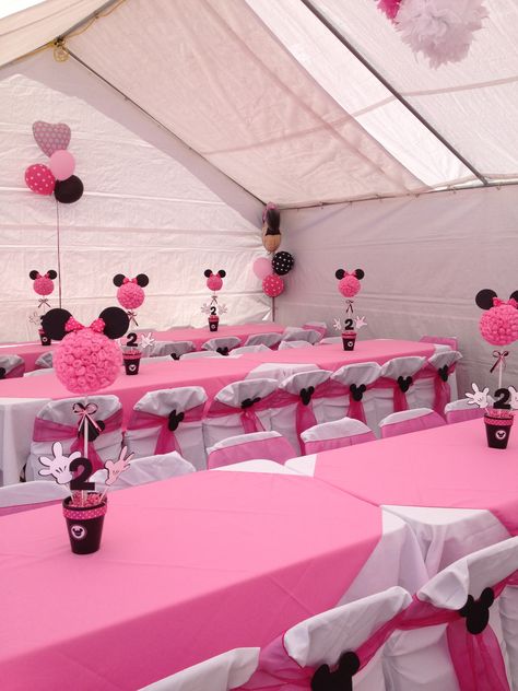 Minnie Mouse theme party Minnie Mouse Mom Outfit, Diy Minnie Mouse Backdrop, Minnie Mouse Party Ideas Decoration, Outside Minnie Mouse Birthday Party, Minnie Mouse Outdoor Party Ideas, Minnie Mouse Birthday Party Ideas 3rd Decorations, Mini Mouse Theme Birthday Party, Minnie Mouse Birthday Theme Decoration, Minnie Mouse Table Decorations