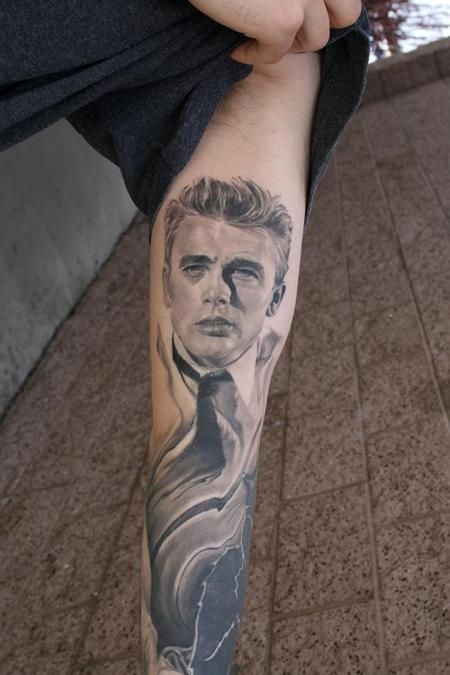 James Dean tattoo by Jeff Norton Old Hollywood Tattoo, James Dean Tattoo, Celeb Tattoos, Dean Tattoo, Hollywood Tattoo, Portrait Tattoo Ideas, James Dean Photos, Fan Tattoo, Famous Portraits