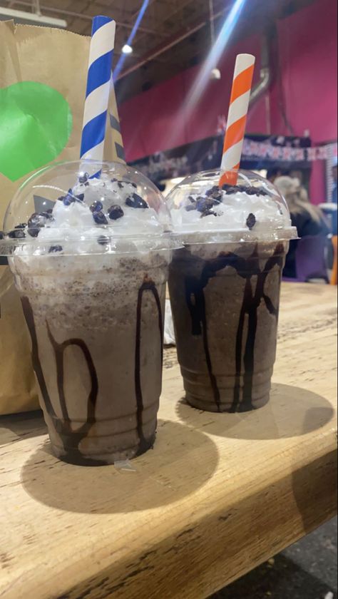 Oreo Milkshake Aesthetic, Milkshake Oreo, Oreo Drink, Oreo Milkshake Recipe, Oreo Milkshake, Kids Menu, Junk Food Snacks, Milkshake Recipes, Food Therapy