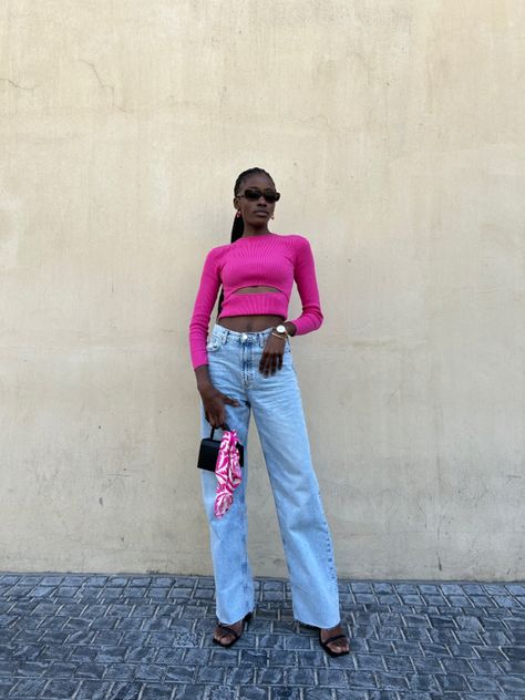 Pink tops, wise leg jeans, blue denim Outfit New Year, Pink Top Outfit, Jason Miller, Outfits New Year, Hot Pink Tops, Outfit Pink, Top Outfit, Pink Top, Pink Blouse