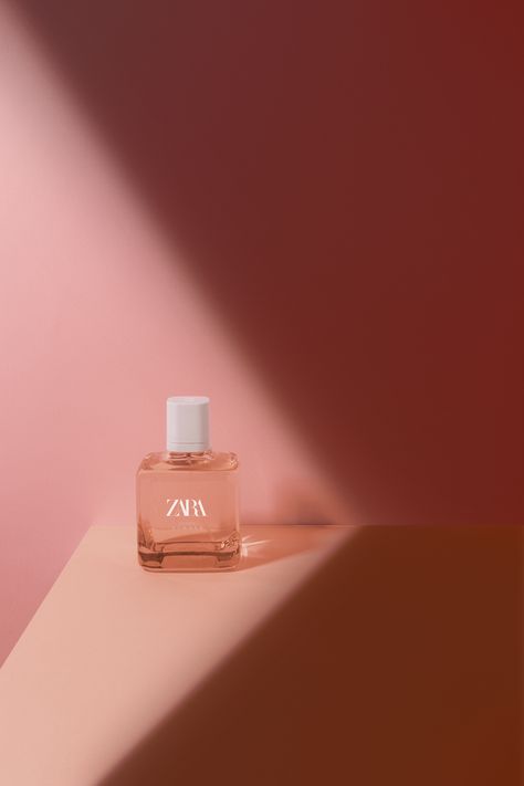 Summer Perfume Photography, Perfume Campaign Photography, Parfume Photoshoot Ideas, Spring Product Photography, Perfume Photography Ideas, Perfume Product Photography, Perfume Photoshoot, Zara Perfume, Perfume Adverts