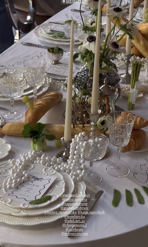 White And Silver Dinner Party, Wedding Tablescape With Fruit, 2024 Table Decor Trends, 1950s Table Setting, Pearl Table Setting, Wedding Bridal Table Ideas, Pearl Table Decorations, Pearl Table Decor, Anniversary Table Setting Ideas