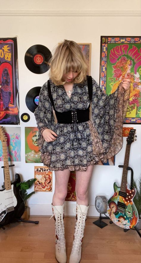 70s Dress With Tights, 70s Blouse Bell Sleeves, Folk Music Aesthetic Fashion, 60s Groovy Outfits, 1970s Groupie Fashion, Late 70s Outfits, Alternative 70s Fashion, Iconic 60s Outfits, 70s Groupie Outfit