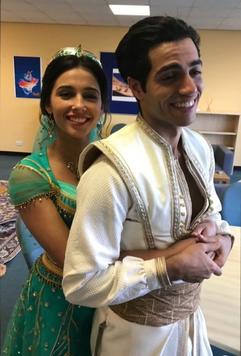 Aladdin Mena Massoud, Mena Massoud Aesthetic, Naomi Scott Aesthetic, Mena Massoud Aladdin, Mena Massoud And Naomi Scott, Disney Hug, Jasmine Live Action, Live Action Aladdin, Aladdin Cast