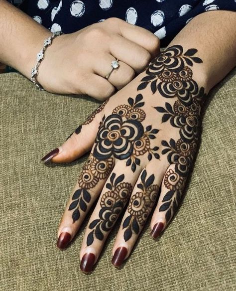 Full Hand Mehndi Designs Simple Easy Back Side, Dubai Design Mehendi, Mehendi Designs Stylish, Dubai Mehendi Designs, Latest Finger Mehndi Designs, Easy Mehendi Designs, Easy Mehendi, Back Hand Mehndi Design, Mehndi Designs Fingers