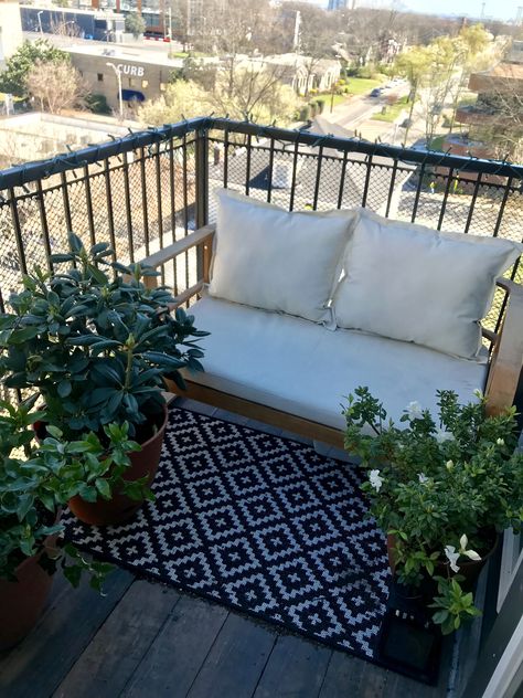 Small apartment balcony decor garden with bench and outdoor rug. Minimalist style with neutral colors Small Balcony Bench, Garden With Bench, Modern Balcony Furniture, Outdoor Balcony Furniture, Balcony Bench, Decor Makeover, Rug Minimalist, Modern Balcony, Decorating Home