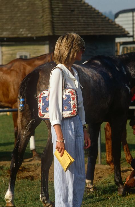 Constantine Ii Of Greece, Prinz Charles, Yellow Purse, Princess Diana Fashion, Princess Diana Pictures, Princes Diana, Polo Match, Diana Fashion, Lady Diana Spencer