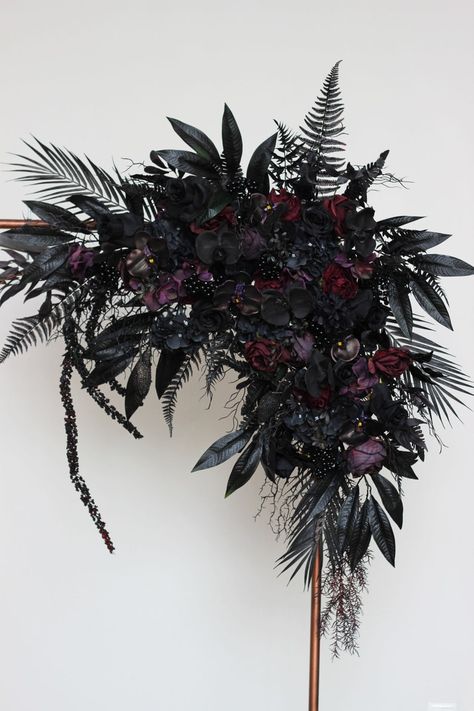 Black Floral Arrangements Wedding, Goth Wedding Flower Arrangements, Gothic Dried Flower Arrangement, Dark Wedding Flower Arrangements, Purple And Black Flower Arrangements, Gothic Floral Arrangements, Dark Flower Arrangements, Gothic Flower Arrangements, Black Flower Arrangements