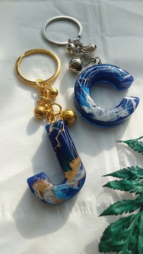 Blue Resin Keychain, Easy Birthday Cards Diy, Resin Keyrings, Diy Resin Phone Case, Alphabet Keychain, Keychain Resin, Blue Keychain, Simple Birthday Cards, Diy Resin Projects