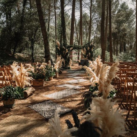 Pampas Grass Aisle Runner Photographed by @pablo_laguia via @rockmywedding | The Pink Bride®️️ www.thepinkbride.com Wedding Needs, Grass Wedding, Pink Bride, Wedding Aisle, Woodland Wedding, Forest Wedding, Pampas Grass, Free Wedding, Wedding Planners