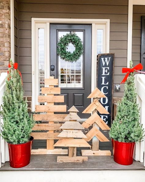 wooden christmas trees diy 25 Christmas Tree With Pallets, Outdoor Christmas Trees Diy, Outdoor Wooden Trees Christmas, Outdoor Wood Christmas Tree With Lights, Diy Christmas Trees Outdoor, Wood Craft Christmas Trees, Outdoor Christmas Tree Ideas Diy, Diy Outdoor Wooden Christmas Decorations, Christmas Tree Pallet Diy