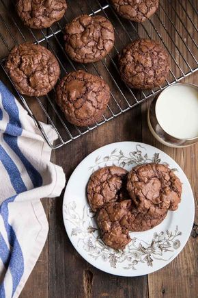 These are the BEST chewy chocolate cookies I've ever tried! Great American Cookie, Chocolate Cookie Recipe, Chewy Chocolate Cookies, Chocolate Cookie Recipes, Soft Cookie, Chewy Cookie, Tea Cakes, Cookie Recipe, Chocolate Cookies