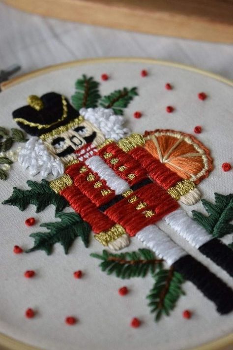 Nutcracker Diy, Natal Natural, Winter Embroidery, Beginner Embroidery, Christmas Embroidery Patterns, Christmas Embroidery Designs, Embroidery Christmas, Hand Embroidery Projects, Hand Embroidery Pattern