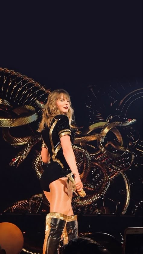 Taylor Swift Wallpaper Reputation, Taylor Swift Performing, Rep Tour, Taylor Swift Fotos, Reputation Tour, Photos Of Taylor Swift, Reputation Era, Taylor Swift Tour Outfits, Taylor Swift Reputation