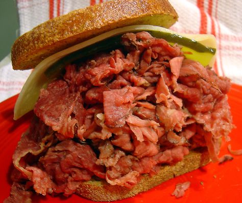 A New york deli classic. Some of these sandwiches can be HUGE and are really a marvel (and easily shared). Hot Pastrami Sandwich Recipe, Hot Pastrami Sandwich, Pastrami Sandwich Recipe, Sandwich Day, Pastrami Sandwich, Party Sandwiches, Deli Sandwiches, Hot Sandwich, Grilled Sandwich