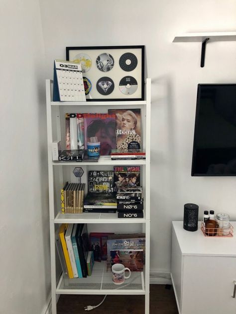 Exo Bedroom Ideas, Ashley Lee Room, Desk Display Ideas, Album Display Ideas Kpop, Exo Room Aesthetic, Shelf Organization Bedroom, Exo Bedroom, Exo Album Collection, Kpop Album Shelf Ideas