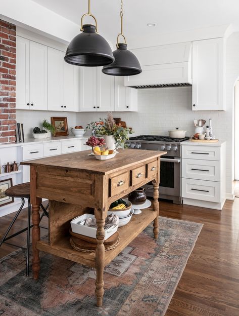 32 Traditional Kitchen Ideas That Stand the Test of Time Small Traditional Kitchen, Cottage Kitchen Renovation, Kitchen Island Furniture, Small Kitchen Island Ideas, Small Cottage Kitchen, Small Kitchen Island, Traditional Kitchen Design, Kitchen Island Table, Farmhouse Kitchen Island