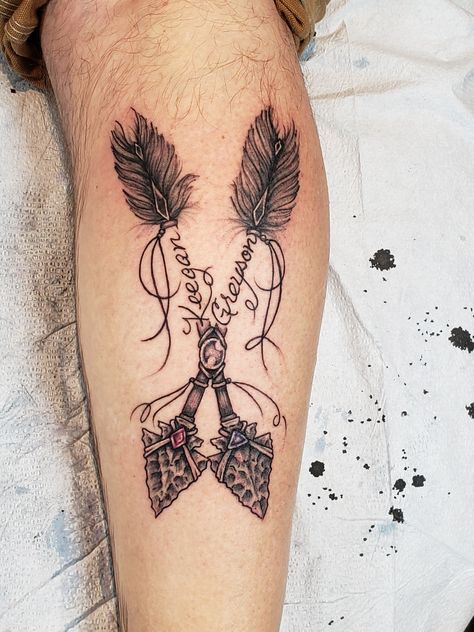 Indian Arrow Tattoo, Sons Name Tattoos, Feather Arrow Tattoo, Arrow Tattoos For Women, Geometric Arrow Tattoo, Name Tattoo Ideas, Small Arrow Tattoos, Strong Tattoos