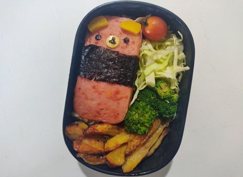 Cute Spam Musubi, Spam Musubi Bento, Spam Bento, Musubi Bento, Rilakkuma Bento, Apartment Meals, Beef Udon, Kids Bento, Spam Musubi