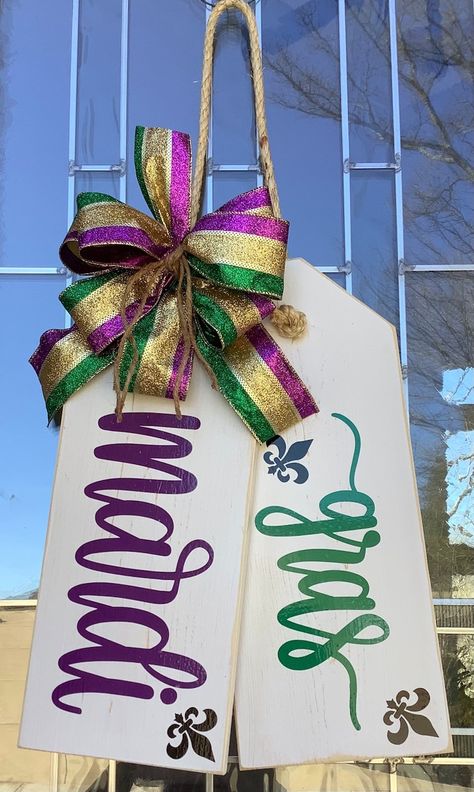 Mardi Gras Large Wooden Door Tag Door Hanger Farmhouse - Etsy Large Wooden Door, Mardi Gras Diy, Mardi Grad, Mardi Gras Party Decorations, Mardi Gras Decor, Door Tag, Mardi Gras Crafts, Mardi Gra, Board Signs