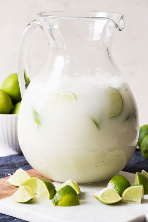 Brazilian Lemonade, Breakfast And Brunch, Milk Shakes, Lemonade Recipes, Smoothie Drinks, Limes, Non Alcoholic Drinks, Refreshing Drinks, Summer Drinks