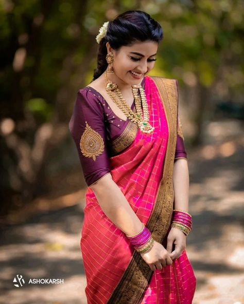 Sneha Prasanna, Plain Blouse Designs, Designer Saree Blouse, Keep Me Stylish, Latest Blouse Designs Pattern, Saree Bollywood, New Saree Blouse Designs, Celebrity Casual Outfits, Traditional Blouse Designs