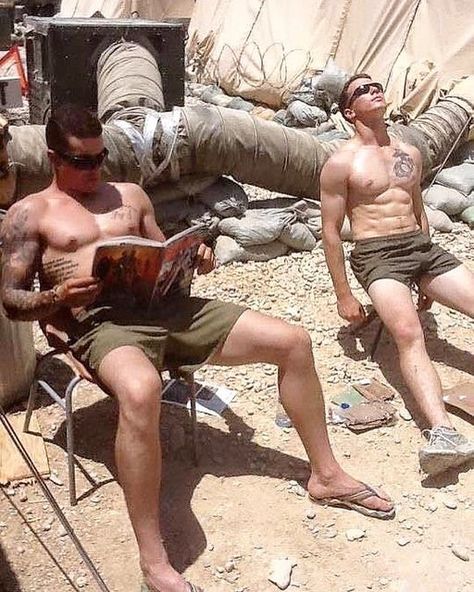 Military Men Instagram Account, Military Guys, Military Muscle, Men Bodies, Hot Army Men, Workout Gloves, Army Men, Sandra Bullock