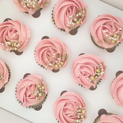 40th Cupcakes, Cupcakes For Women, Cupcake Topping, Truck Garden, Cupcakes Flores, Bridal Shower Cupcakes, Gold Cupcakes, Gold Sprinkles, Princess Cupcakes