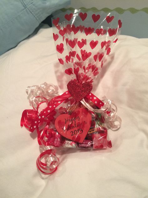 Valentine's Day Goodie Bags, Valentine Candy Grams For School, Valentines Day Gift Bags Ideas, Valentines Day Small Gifts, Valentines Gift Bags For Friends, Goodie Bag Aesthetic, Valentines Goody Bag, Valentines Day Treats For Kids Classroom, Valentine’s Day Goodie Bags For Kids