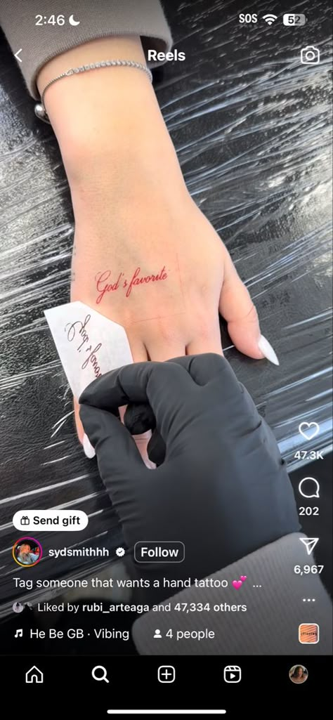 Small Dope Tattoos, Girl Neck Tattoos, Cute Finger Tattoos, Cute Hand Tattoos, Hand And Finger Tattoos, Pretty Hand Tattoos, Small Pretty Tattoos, Tattoos For Black Skin, Red Ink Tattoos