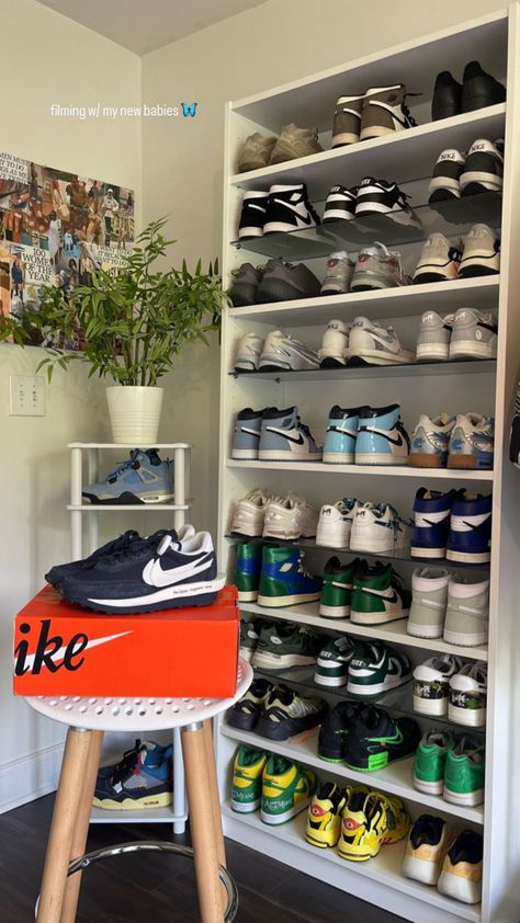 Bonus Room Decorating, Sneakerhead Room, Mens Bedroom Decor, Monochromatic Room, Hypebeast Room, Shoe Room, Retail Store Interior Design, Shoes For Boys, Closet Layout