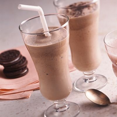 It’s never been easier to whip up your own iced mocha.  Enjoy this cold cup of java on a hot summer day. Mocha Smoothie, Chocolate Garnishes, Milk Smoothie, Iced Mocha, Chocolate Malt, Malted Milk, Coffee Chocolate, Hot Cocoa Mixes, Think Food