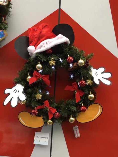 Disney Christmas House Decorations, Diy Disney Christmas Decorations Outdoor, Outdoor Disney Christmas Decor, Disney Christmas Wreath Diy, Disney Wreath Christmas, Christmas Decor Ideas Disney, Minnie And Mickey Christmas Tree, Disney Christmas Diy Decorations, Disney Xmas Decorations