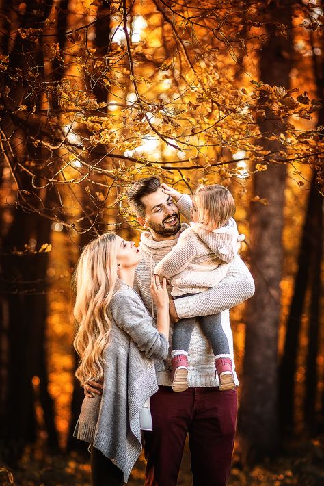 Photography Portrait Ideas, Autumn Family Photography, Family Photos With Baby, Fall Family Portraits, Summer Family Photos, Fall Portraits, Family Portrait Poses, Autumn Family Photos, Family Picture Poses