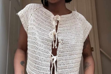 Hello, how are you today? Welcome to our blog About Crochet. We hope you are very well and looking forward to a new Free Crochet Pattern or Tutorial. Raglan Crochet Top, Crochet Raglan Top, Raglan Crochet, Hello How Are You, Crochet Tops Free Patterns, Raglan Top, Crochet Inspo, Crochet Round, Chunky Crochet