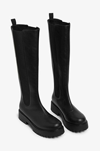 Knee-high chelsea boots Tall Chelsea Boots Outfit, Winter Chelsea Boots, Chelsea Boots Outfit, Botas Chelsea, Turtle Neck Jumper, Slip On Boots, Block Heel Boots, Black Chelsea Boots, Leather Chelsea Boots