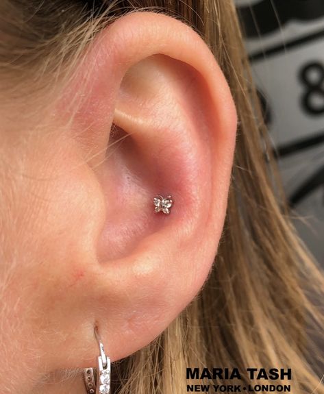 Conch Piercing Ideas, Conch Piercing Stud, Minimalist Ear Piercings, Ear Peircings, Conch Piercings, Piercing Conch, Types Of Ear Piercings, Conch Piercing Jewelry, Piercing Inspo