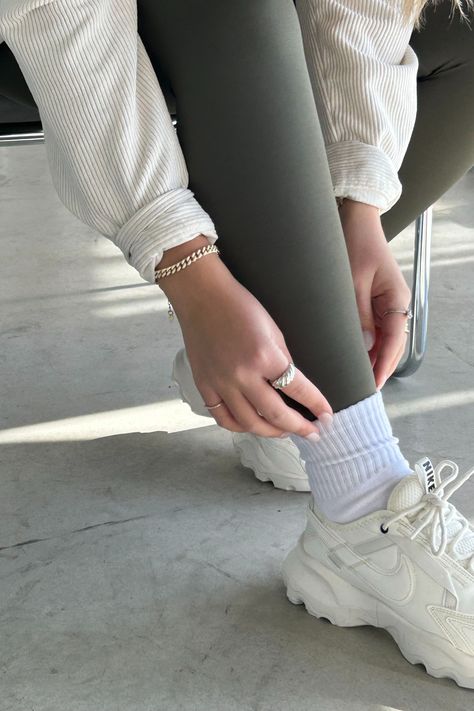 2024 Sock Trend, Ankle Socks With Sneakers, White Sneakers With Socks, White Crew Socks Outfit, Socks With Tennis Shoes, High Socks With Sneakers, Crew Socks Outfit Leggings, How To Wear Socks With Sneakers, Nike Crew Socks Outfit