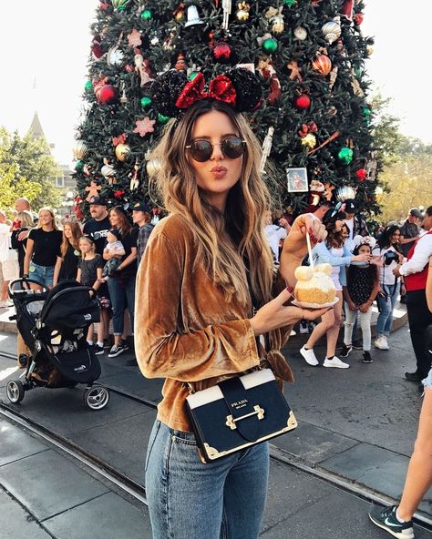 Disneyland Outfit Winter, Disney Outfits Women, Disney Photo Ideas, Look Festival, Disney World Outfits, Disneyland Pictures, Disneyland Outfits, Cute Disney Pictures, Disney Photography