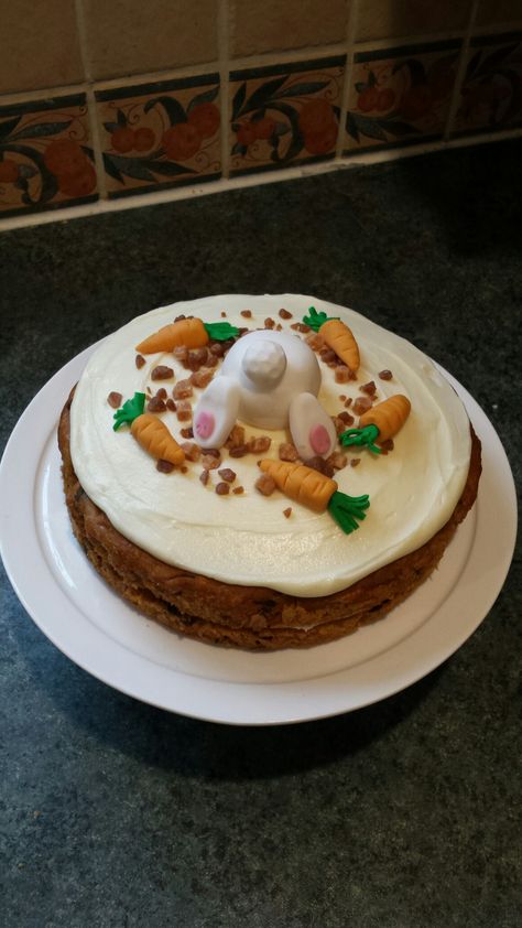 Rabbit Carrot Cake, Bunny Carrot Cake, Easter Cake Carrot, Carrot Cake Design Ideas, Carrot Cake Decorating Ideas, Cute Carrot Cake, Carrot Cake Decoration, Birthday Movie, Mini Carrot Cake