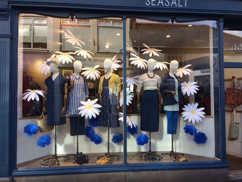 Boutique Displays, Windows Decor, Spring Window Display, Big Daisy, Book Displays, Spring Window, Boutique Display, Store Windows, Store Window